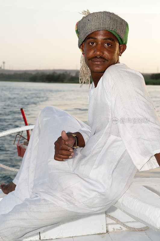一个埃及人在尼罗河上航行小帆船