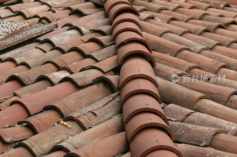 Terracotta屋顶瓦在一个有趣的图案