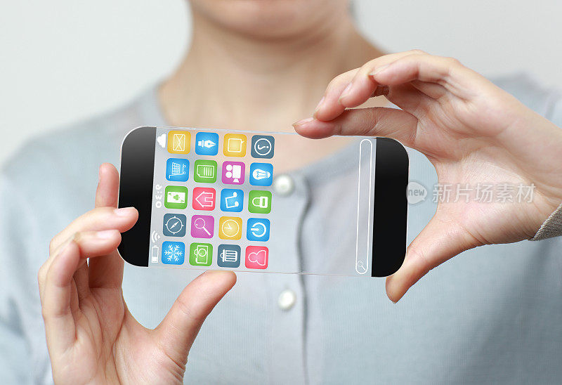 女人手握未来透明手机智能手机