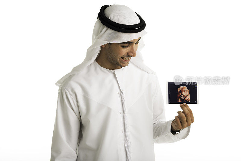 快乐的阿拉伯人抱着婴儿的照片