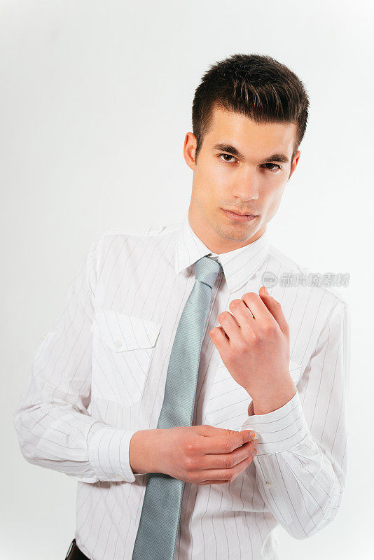 年轻英俊的男子，穿着正装衬衫，打着灰色领带