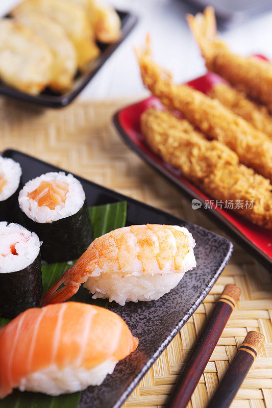 虾，天妇罗和各种日本寿司放在一个盘子里