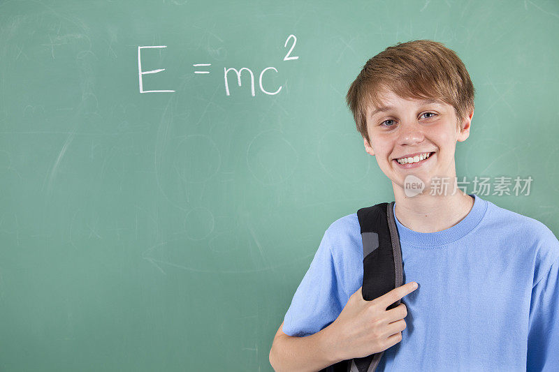 教育背景:十几岁的孩子背着书包站在数学方程式旁边。