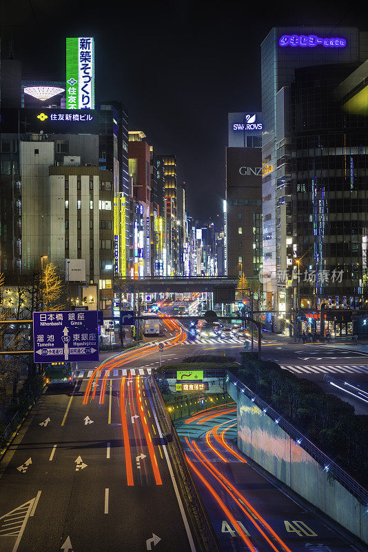 东京未来霓虹夜高速公路交通疾驰通过日本银座