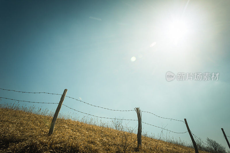 Jablanik山风景。倒钩铁丝栅栏