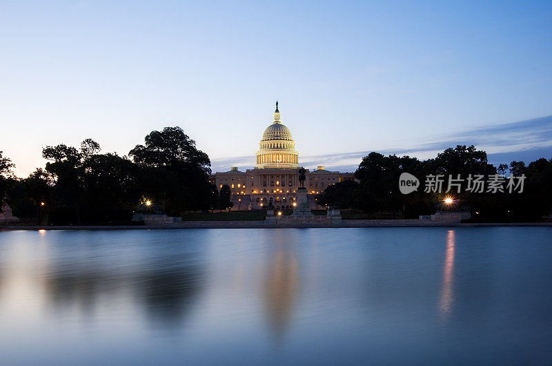 华盛顿特区:日出时的美国国会大厦和反射池