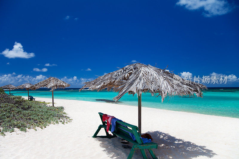 英属维尔京群岛阿内加达海滩上的长椅和雨伞