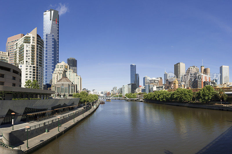 墨尔本城市天际线和澳大利亚的亚拉河