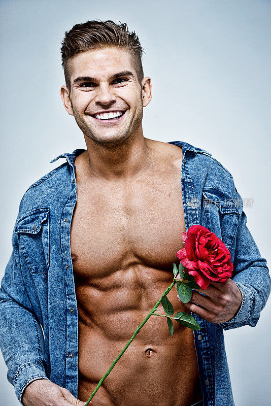 肌肉发达的男人捧着玫瑰