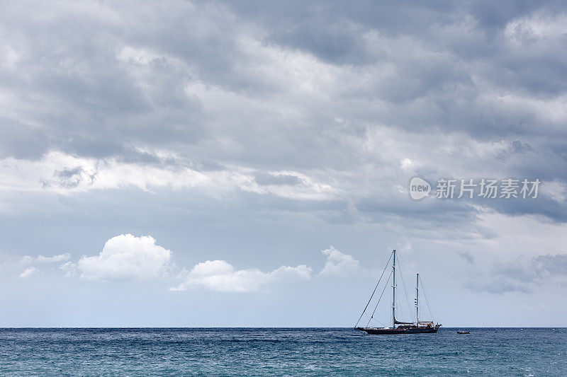 海，船和天空景观