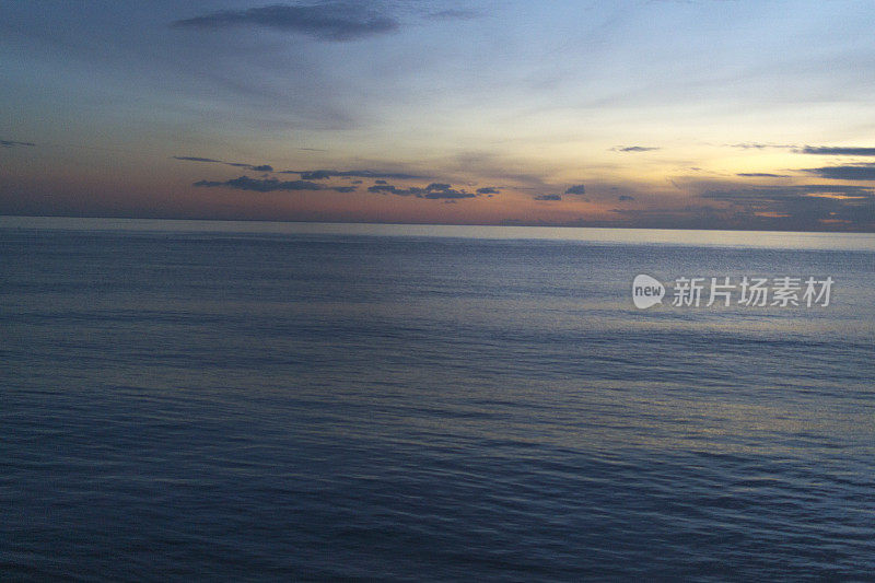 大海茫茫，夕阳西下