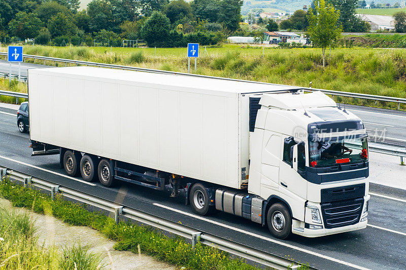 高速公路上的白色卡车