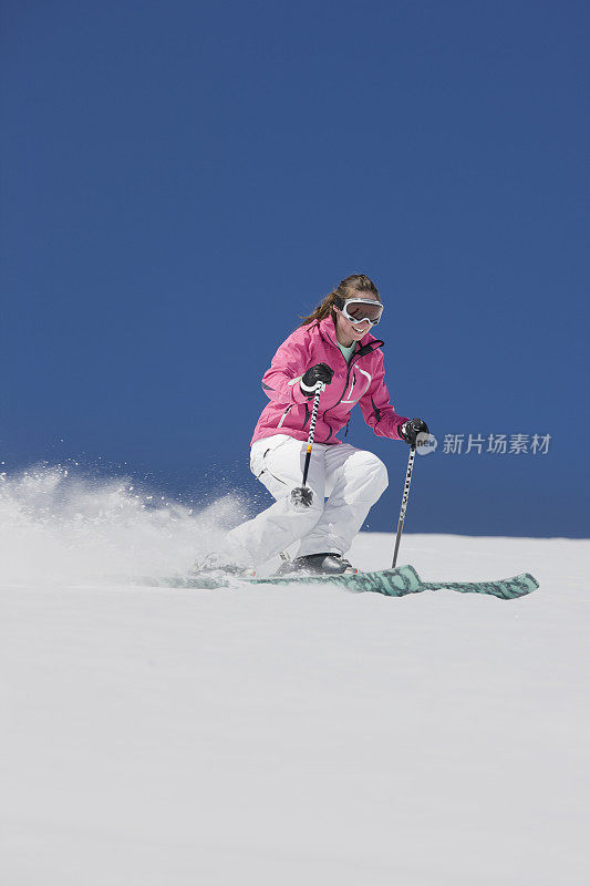 女性下坡滑雪