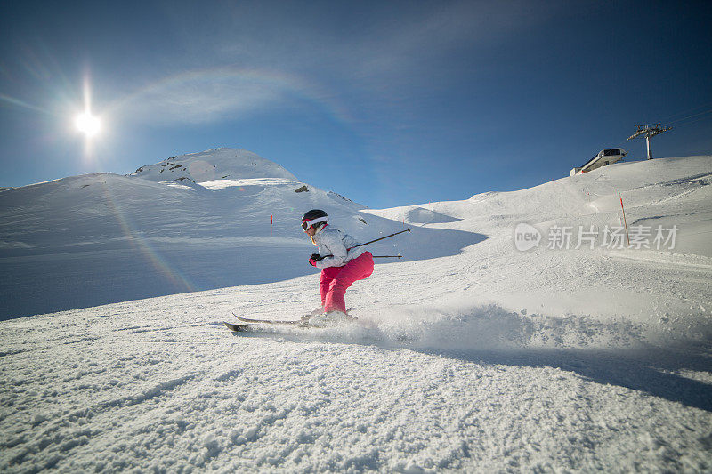 女人滑雪downhill-Sunny