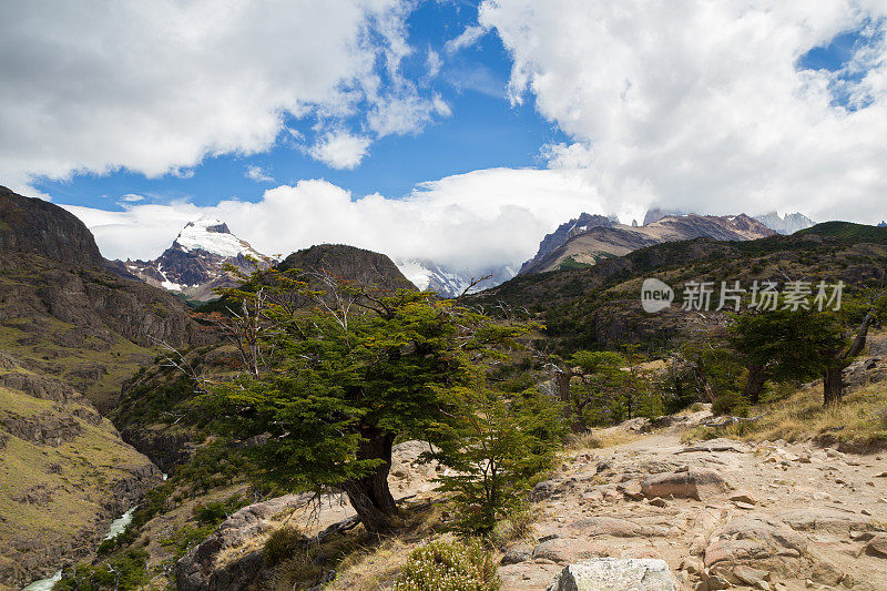 南美阿根廷巴塔哥尼亚的巴塔哥尼亚安第斯山脉徒步旅行