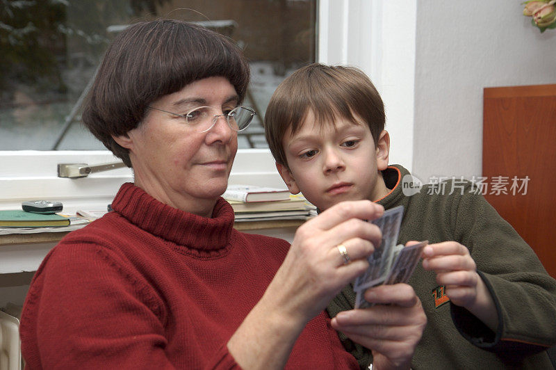 奶奶和小男孩在一起打牌