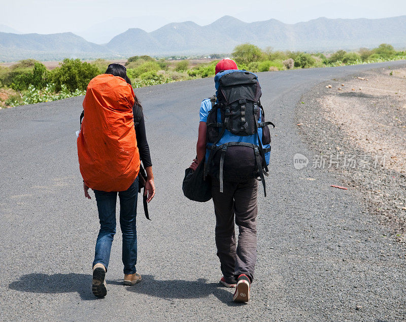 两个背包客在埃塞俄比亚南部的路上