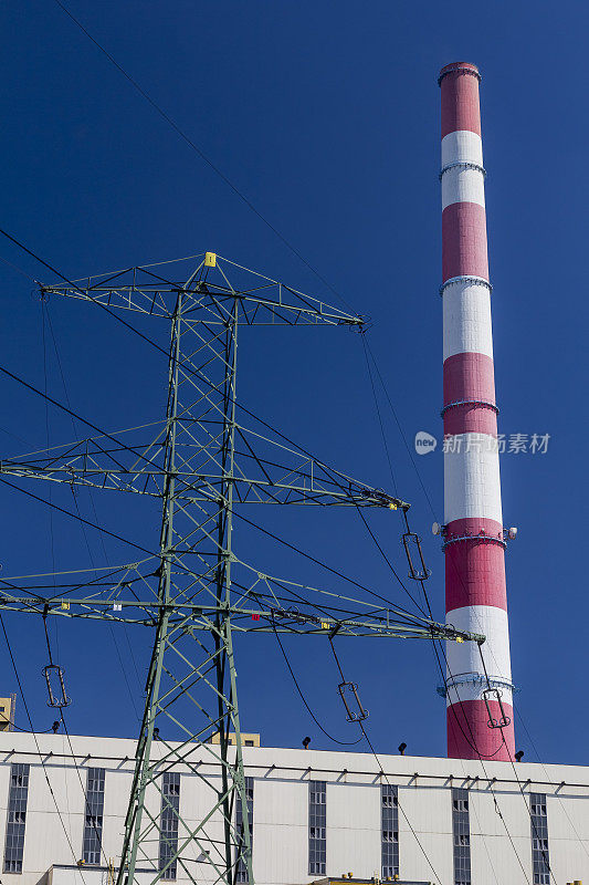 巨大的发电站烟囱和电线