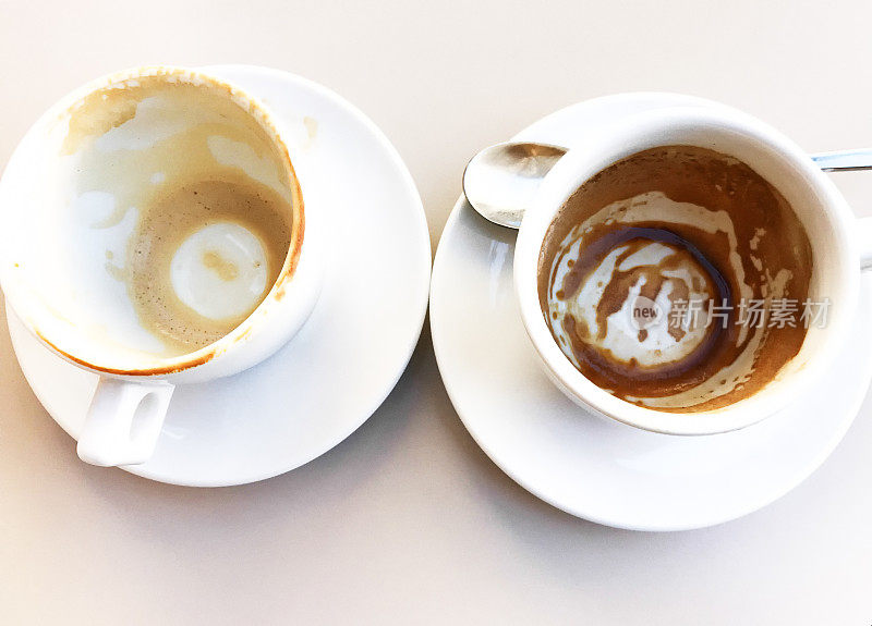 意大利:两个喝光了的咖啡杯(浓缩咖啡和卡布奇诺)