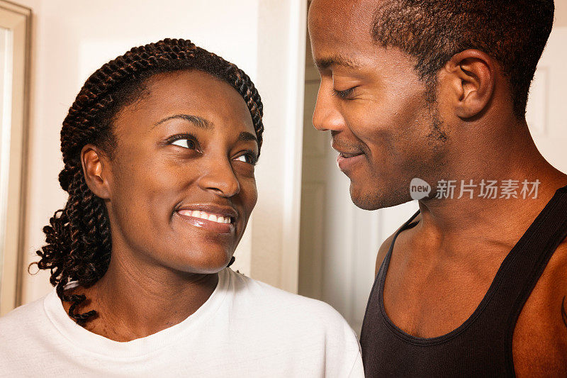 一对非洲裔美国黑人情侣相爱地看着对方