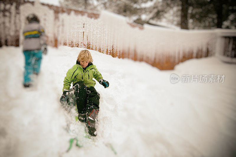 男孩和女孩拉雪橇