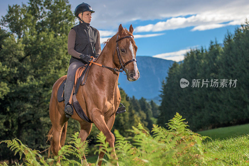 女人骑着马