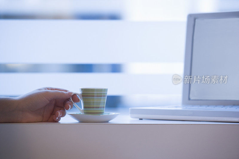 女人握着咖啡杯的手的特写