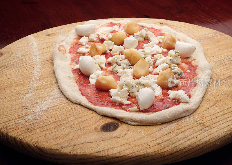 意大利风味的半烤芝士披萨