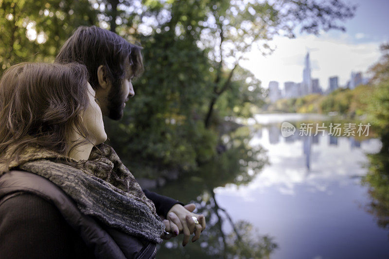 一对夫妇在纽约中央公园的秋天