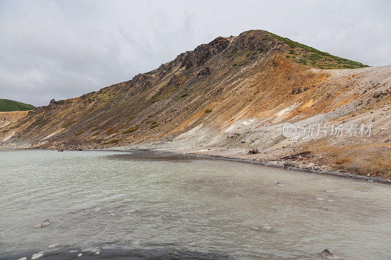 俄罗斯国后岛戈洛夫宁火山火山口的湖泊