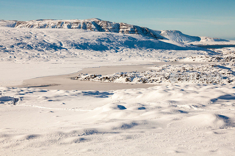 美丽的风景在冰岛的冬天的雪