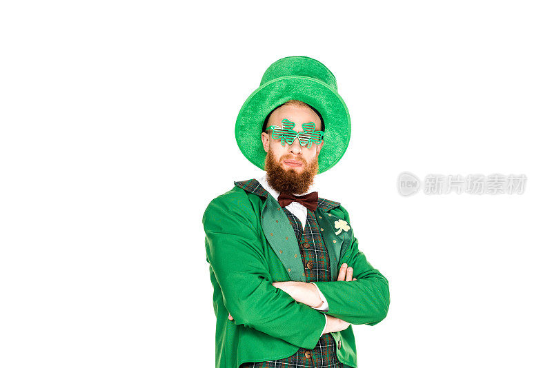 穿着绿色服装，戴着三叶草形状眼镜的男人