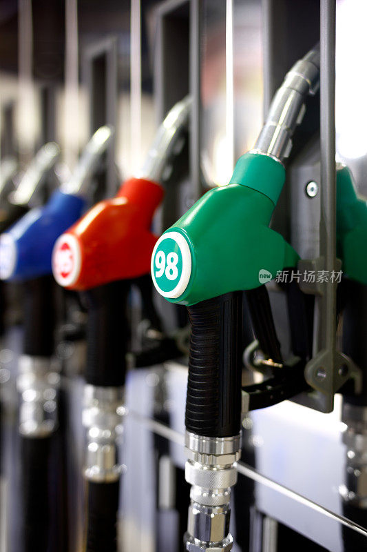 绿色，红色，蓝色燃料手枪在加油站。