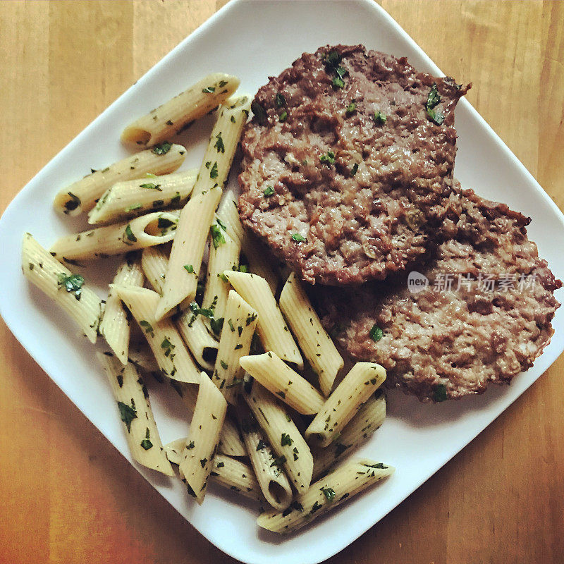 健康午餐:剁碎的小牛肉配全麦意大利面