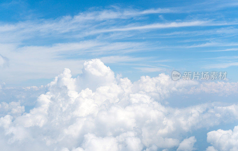 飞机上的云和蓝天