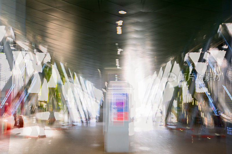 多重曝光的图像。现代火车站的内部。