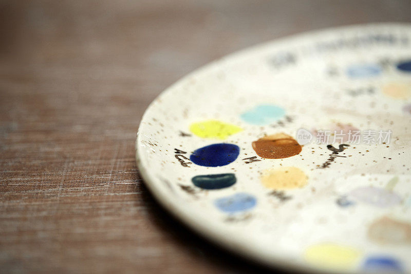 陶艺室盘子上的彩绘样品