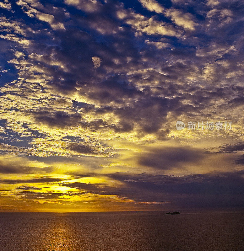 黄色的夕阳在海上的云
