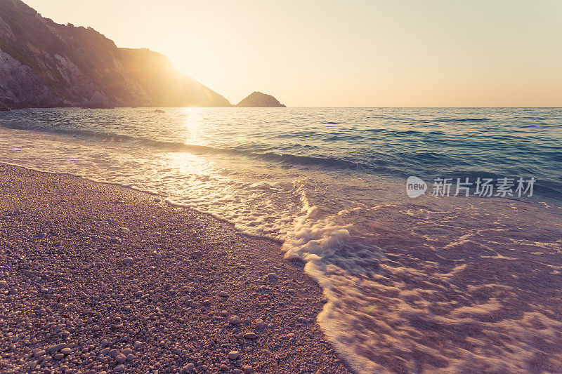 美丽的日落在海上。美丽的海景。迷人的海景。