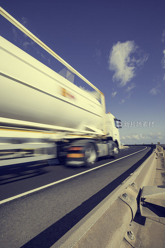 道路上模糊不清的汽车