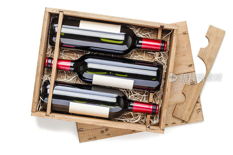 打开的木箱，里面有三个红酒瓶子，在白色的背景上孤立