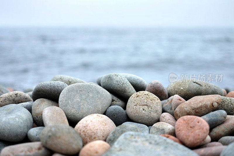 在水前面有圆形的海石