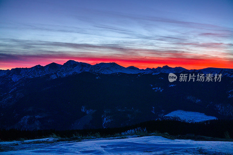 山景日落冬季萨沃奇山脉