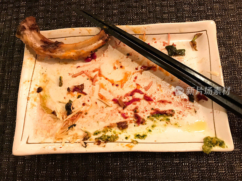 日式料理:餐垫、筷子、盘子(特写)