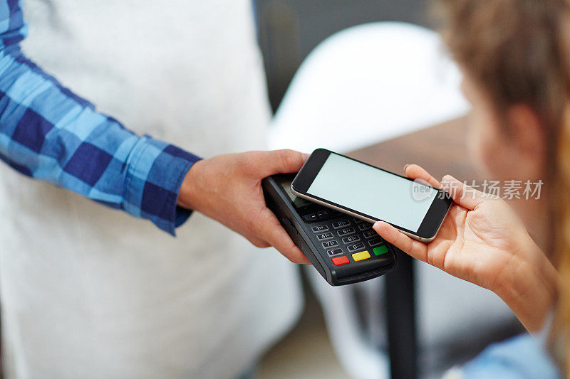 客户使用带有NFC的智能手机付款