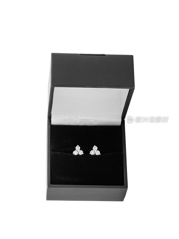 在一个黑色礼品盒里有一对镶有宝石的银耳环。孤立在白色的。特写镜头。