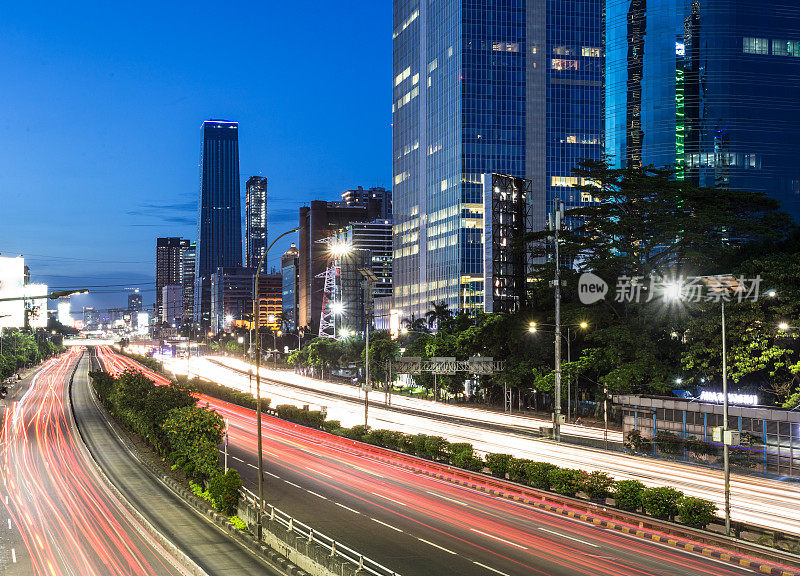 印尼首都雅加达商务区高速公路夜间交通信号灯