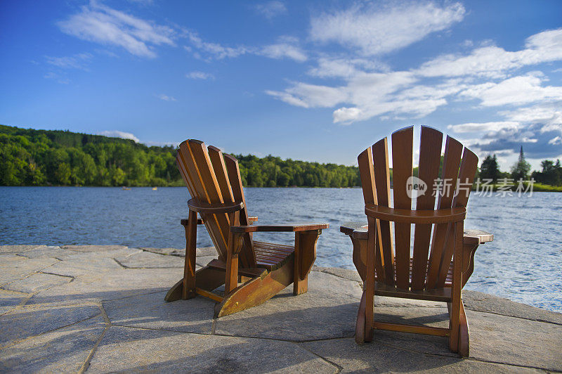 村舍生活-马斯科卡的椅子面对着一个湖