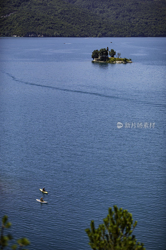 带教堂的山湖