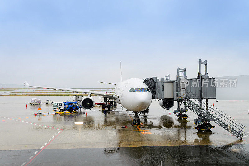飞机起飞前、加油、装车服务，飞机在国际机场登机口、航站楼的起飞准备工作。视图通过窗口